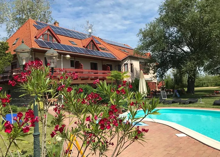 Zsanett Hotel