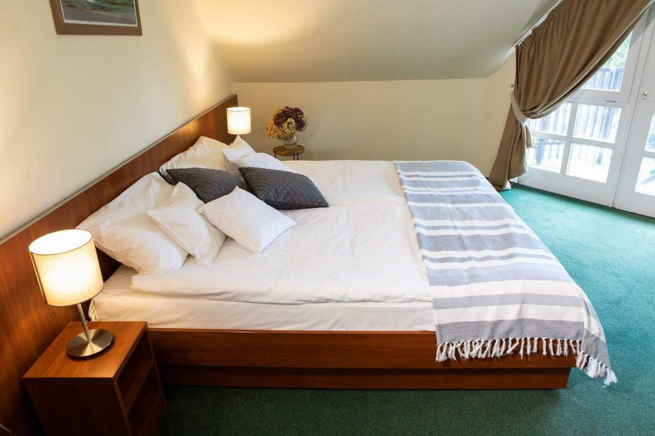 Hotel Zsanett 3*
