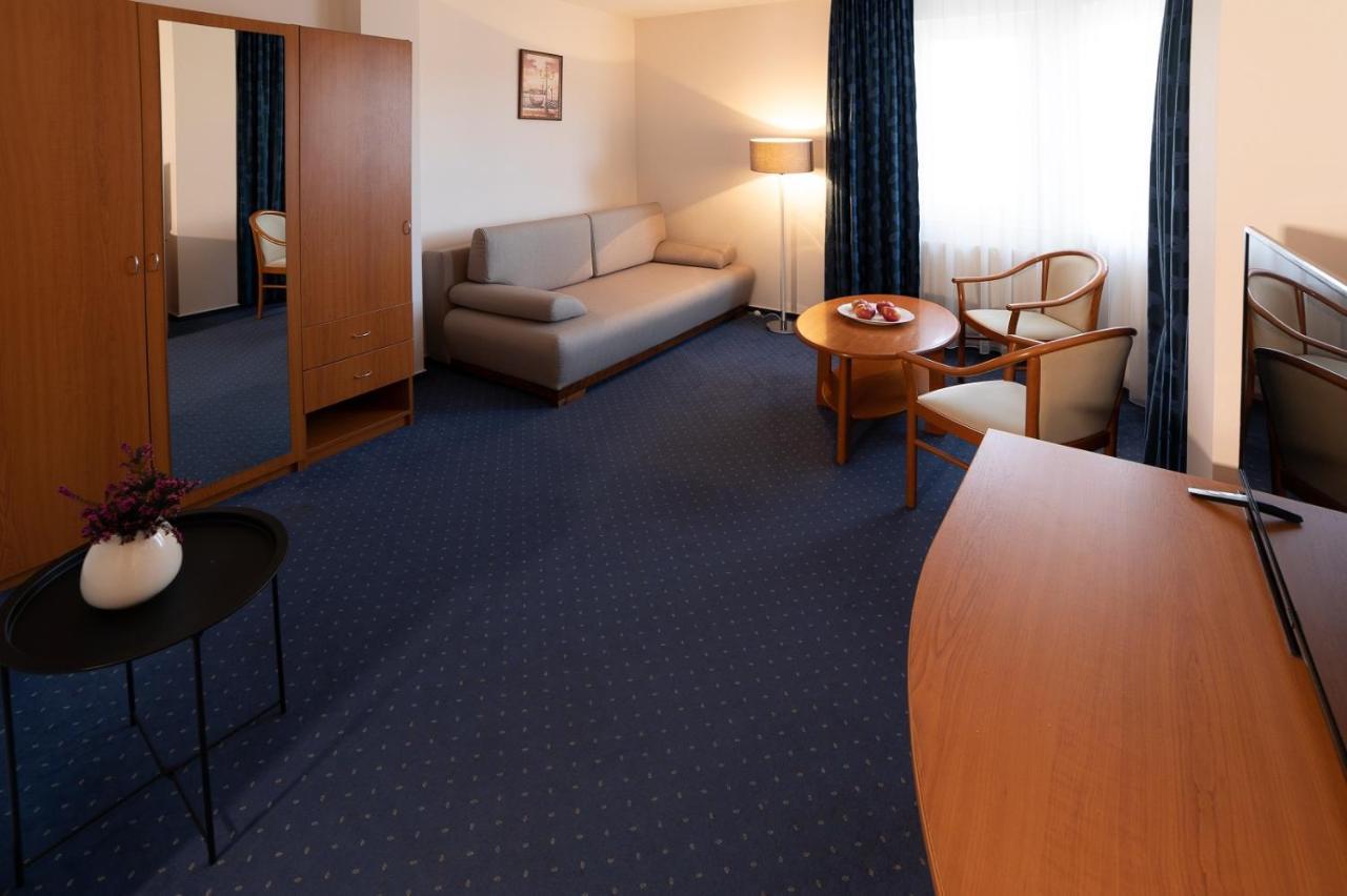 Zsanett Hotel