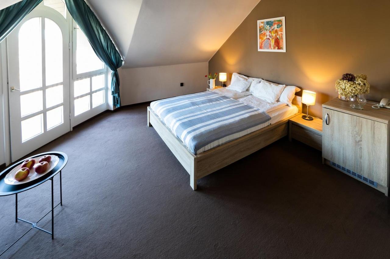 Zsanett Hotel 3*
